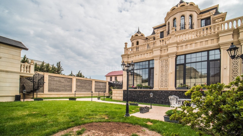 Bakıda 22 otaqlı villa satışa çıxarılıb - FOTO