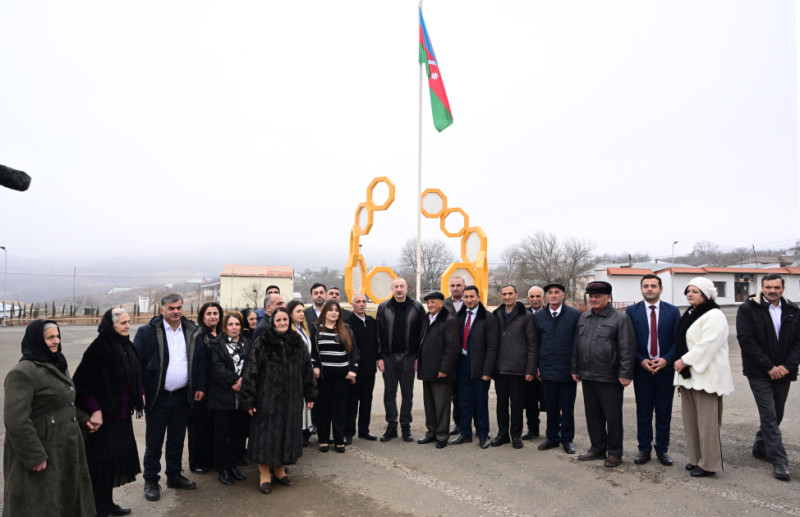 Prezident İlham Əliyev Xocalının Ballıca kəndində bir qrup sakinlə görüşüb - FOTO