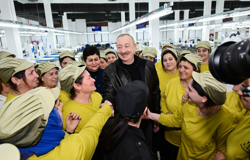 İlham Əliyev Xankəndi tikiş fabrikində olub - FOTO