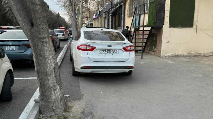 Parkinq var, amma sürücülər yenə də səkidə park edir