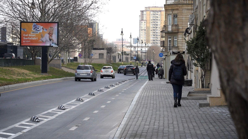 Bakının Mirzəağa Əliyev küçəsində yeni səki salınıb