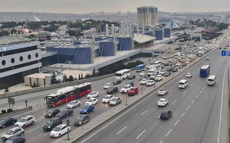 Bakının bir sıra yollarında nəqliyyatın sıxlığı yaranıb