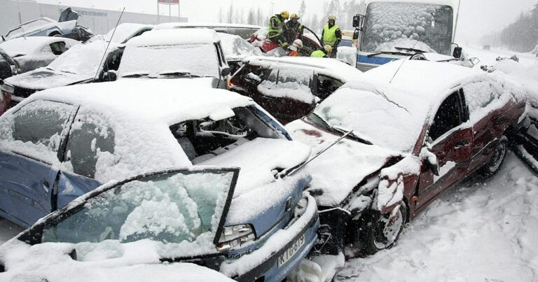 Qarlı, buzlu havada baş verən YOL QƏZALARI: Dəymiş zərəri kim ödəməlidir?