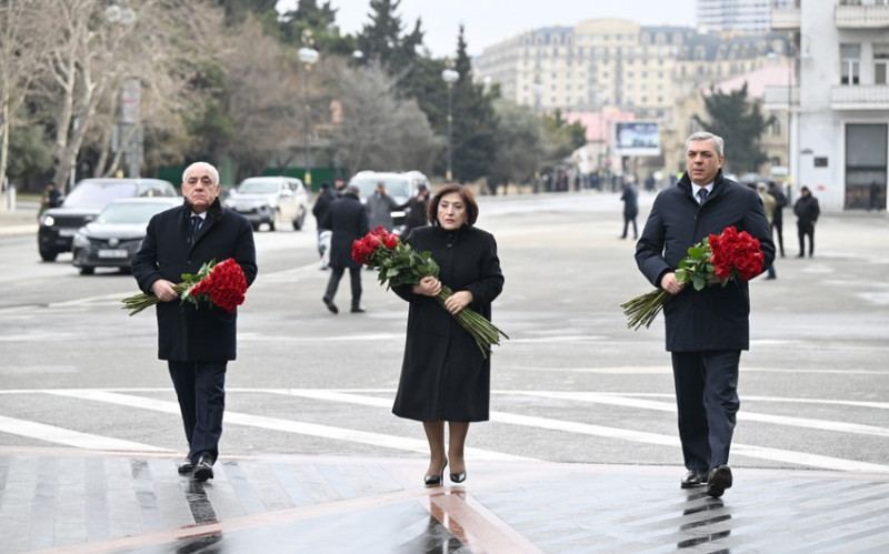 Dövlət və hökumət rəsmiləri Xocalı soyqırımı abidəsini ziyarət ediblər - FOTO