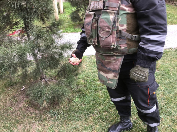 Bakıda küçədən F1 əl qumbarası aşkarlanıb