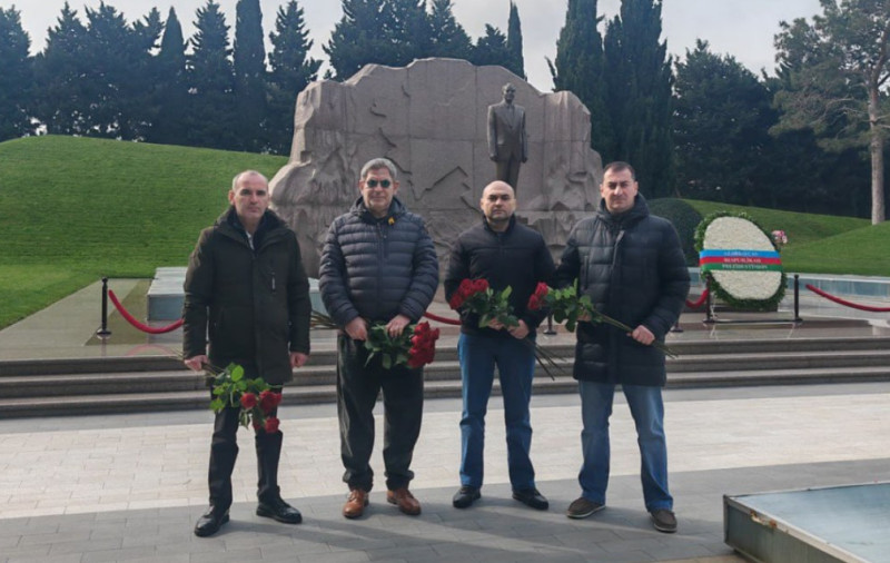 Mixael Labkovski Bakıda: Heydər Əliyevin məzarını ziyarət etdi, bu gün isə böyük görüş var