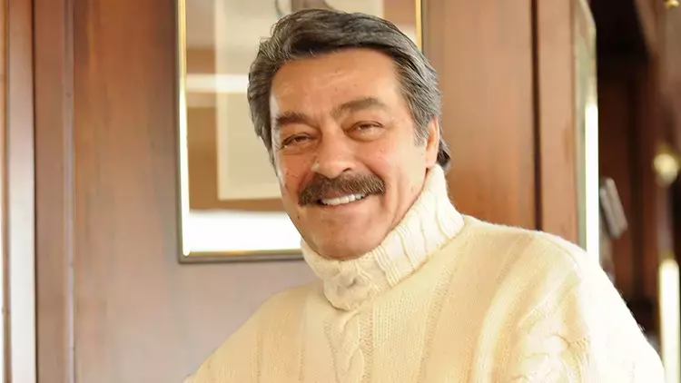 Kadir İnanır uzun fasilədən sonra kameralar qarşısında - FOTO