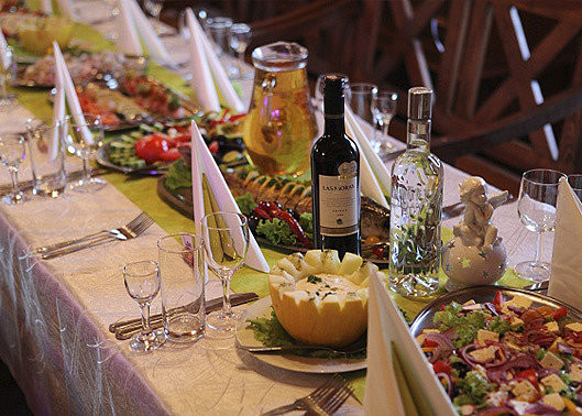 İftardan sonra spirtli içki qəbul etmək OLAR? – İlahiyyatçıdan AÇIQLAMA