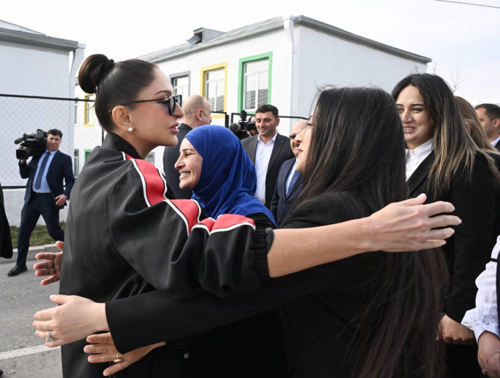 Prezident İlham Əliyev və birinci xanım Mehriban Əliyeva Ağdərənin Həsənriz kəndində sakinlərlə birlikdə Novruz tonqalını alovlandırıblar - FOTO