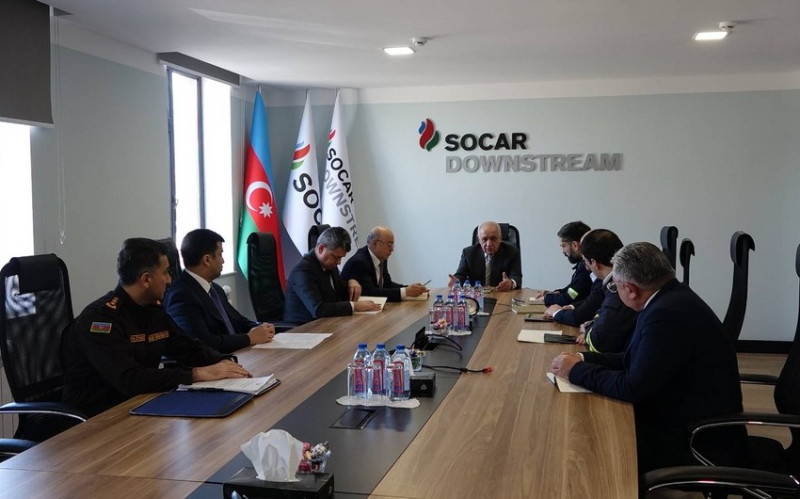 Əli Əsədov yanğın baş verən Neft Emalı Zavodunda əməliyyat müşavirəsi keçirib