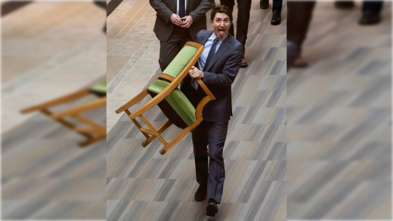 Trüdo parlamenti tərk edərkən kreslosunu da özü ilə aparıb