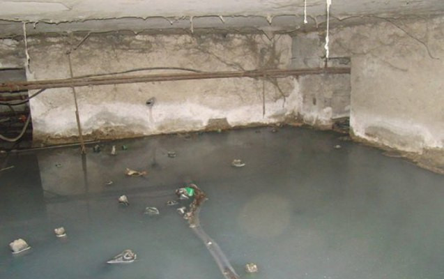 Zirzəmiyə yığılmış suya düşərək boğuldu