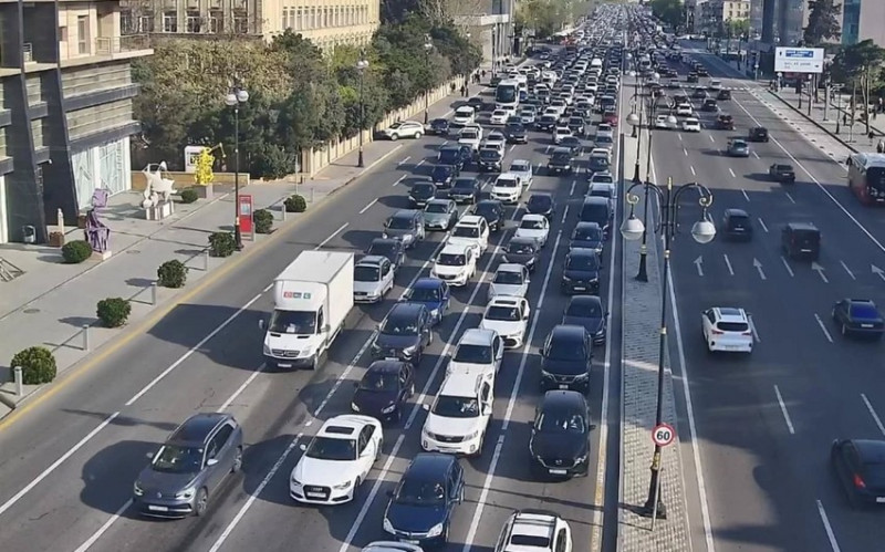 Bakının bir çox yollarında tıxac müşahidə edilir - SİYAHI