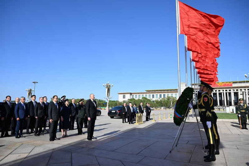 Prezident İlham Əliyev Pekində Xalq Qəhrəmanları Abidəsini ziyarət edib