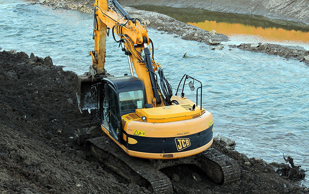 Yağışa görə ekskavatora sığındılar, onu da sel apardı - Ölən var