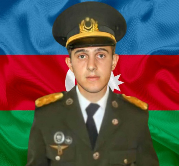 Oğlumun şəklini sinəsinə vurub “şəhid atasıyam” deyirmiş - Şəhidin anası