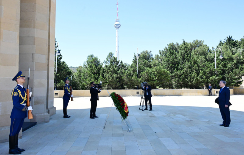 Vyetnam Kommunist Partiyası Mərkəzi Komitəsinin Baş katibi Şəhidlər xiyabanını ziyarət edib