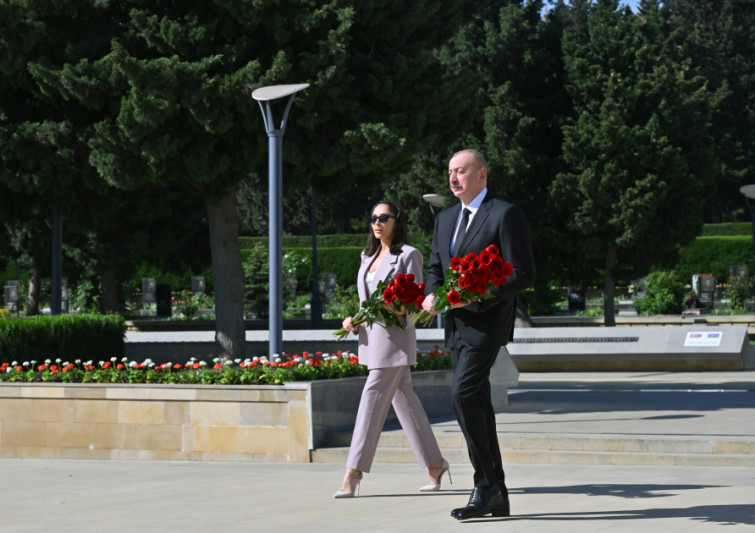 Prezident İlham Əliyev və birinci xanım Mehriban Əliyeva faşizm üzərində Qələbə uğrunda mübarizədə həlak olan Azərbaycan övladlarının xatirəsini ehtiramla anıblar - FOTO