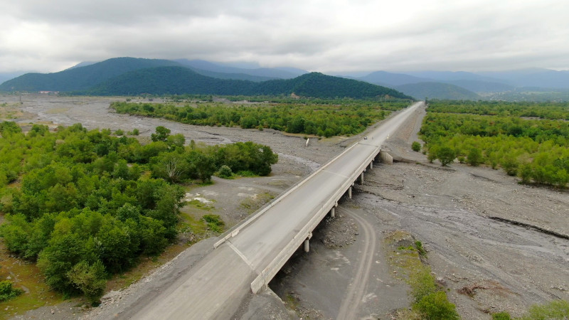 Prezident İlham Əliyev Bakı-Qəbələ avtomobil yolunun Muğanlı-İsmayıllı-Qəbələ hissəsində görülən işlərlə tanış olub