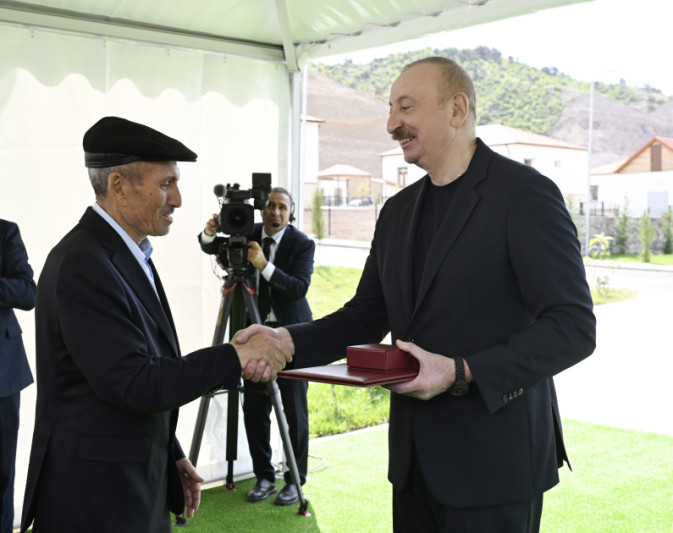 Prezident İlham Əliyev Laçının Bəylik kəndinə köçən sakinlərlə görüşüb, onlara evlərin açarlarını təqdim edib - FOTO
