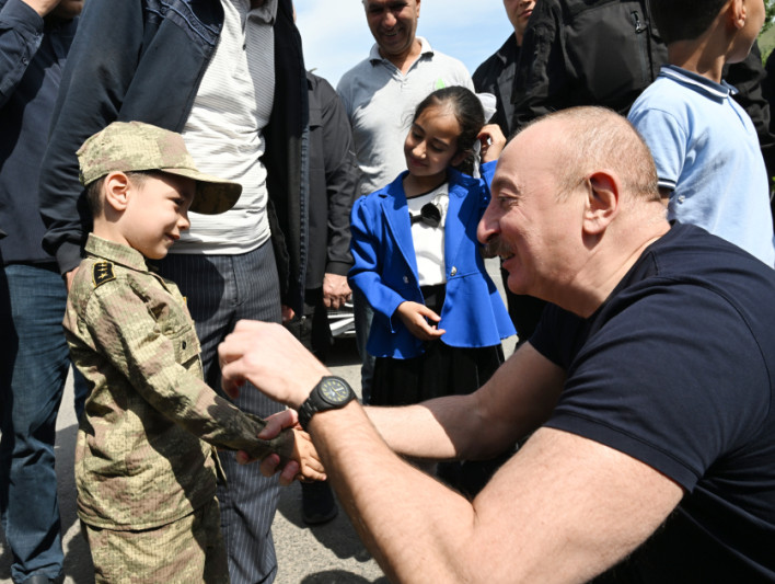 Prezident İlham Əliyev Laçın şəhərində sakinlərlə görüşüb