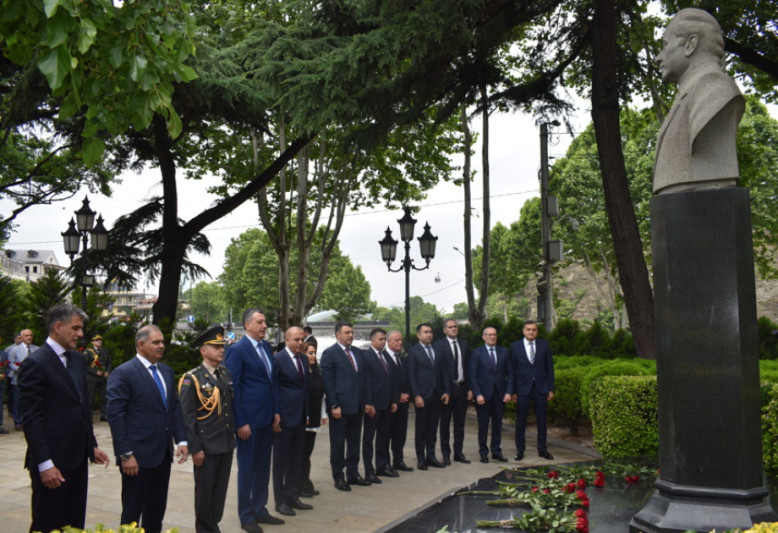 Tbilisidə Ulu Öndərin abidəsi ziyarət olunub - FOTO