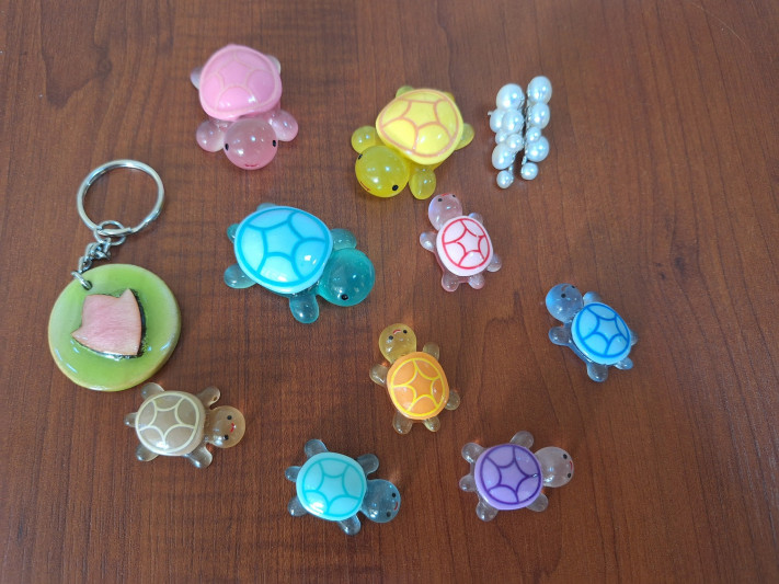 İmtahana cibində oyuncaqlarla gəldi