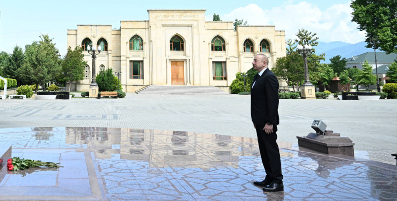 Prezident İlham Əliyev Ümummilli Lider Heydər Əliyevin İsmayıllı şəhərinin mərkəzində ucaldılmış abidəsini ziyarət edib