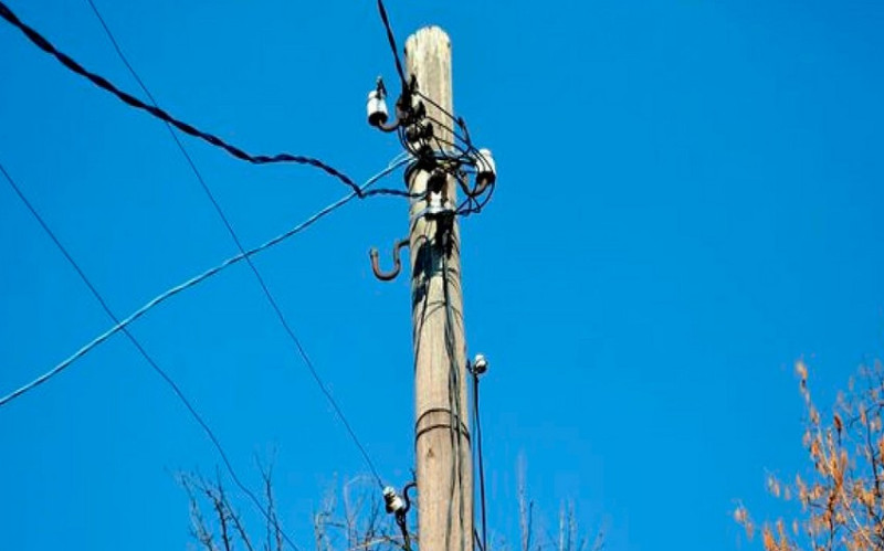 66 yaşlı kişi elektrik dirəyindən yıxılıb öldü