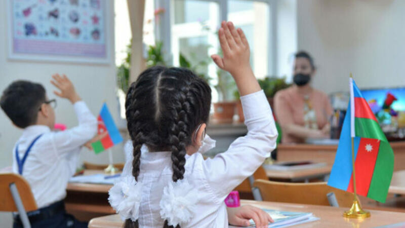 Şagirdlərin ağzını skoçlayan müəllimlə bağlı araşdırılma aparılır