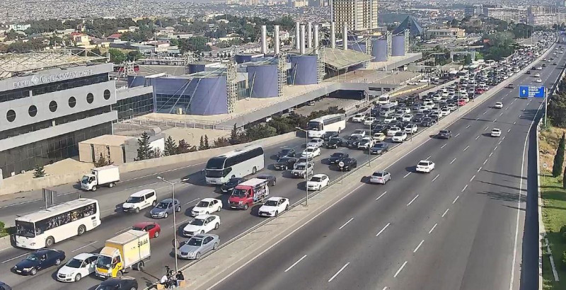 Bakının bir sıra yollarında nəqliyyatın sıxlığı yaranıb