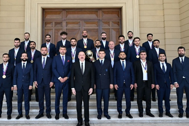 Prezident İlham Əliyev Azərbaycan millisinin üzvlərini qəbul edib