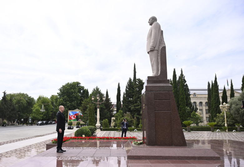 Prezident İlham Əliyev Yevlax şəhərində Ümummilli Lider Heydər Əliyevin abidəsini ziyarət edib