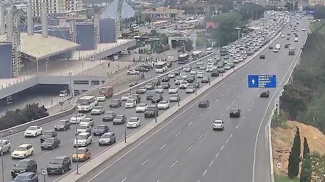 Bakının bir sıra yollarında nəqliyyatın sıxlığı yaranıb