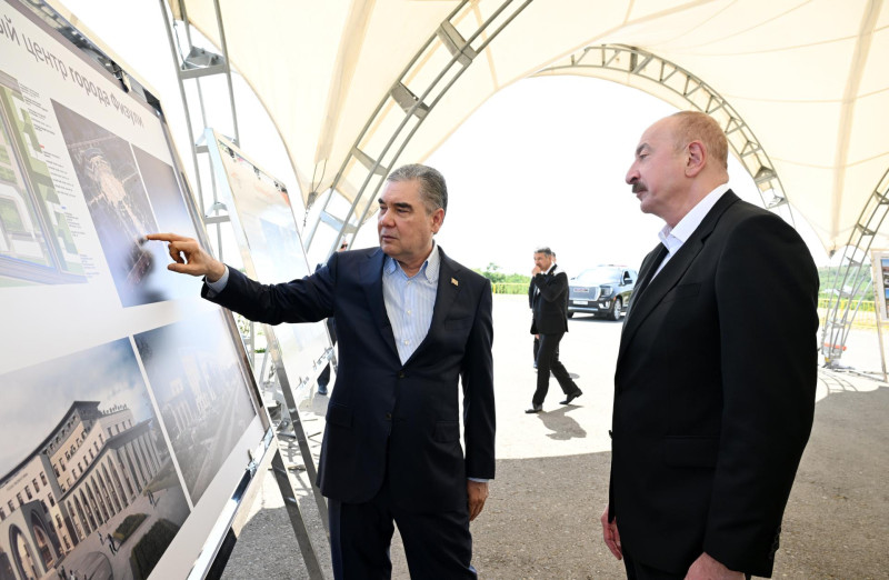 İlham Əliyev və Qurbanqulu Berdiməhəmmədov Füzuli şəhərinin dağıdılmış yerlərinə baxıblar