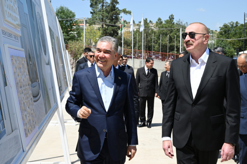 Azərbaycan Prezidenti və Türkmənistan Xalq Məsləhətinin sədri Yeni Şuşa məscidində tikinti işlərinin gedişi ilə tanış olublar