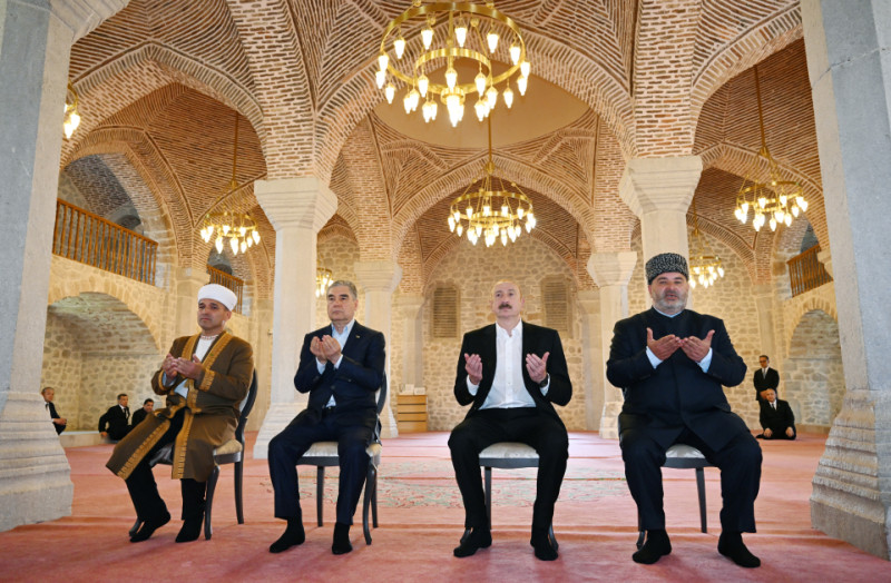 Azərbaycan Prezidenti və Türkmənistan Xalq Məsləhətinin sədri Şuşada Yuxarı Gövhər Ağa məscidini ziyarət ediblər