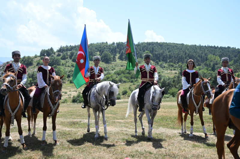 Qurbanqulu Berdiməhəmmədova Cıdır düzündə “Dostluq” adlı Qarabağ atı hədiyyə edilib
