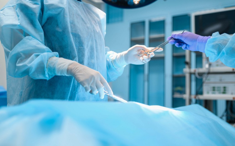 Cərrahiyyə əməliyyatı zamanı canlı yayım açan həkim barəsində araşdırma başlanılacaq - RƏSMİ