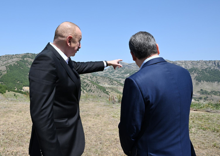 İlham Əliyev və Qurbanqulu Berdiməhəmmədov Daşaltı kəndinin fonunda şəkil çəkdiriblər