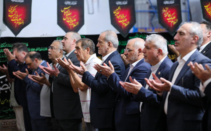 Pezeşkian İrəvandakı Göy Məsciddə namaz qılıb