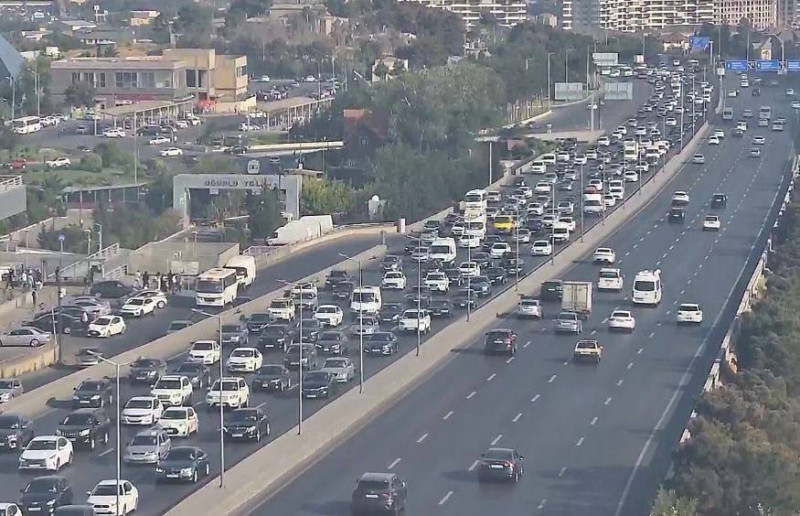 Bakının bir sıra yollarında nəqliyyatın hərəkəti çətinləşib