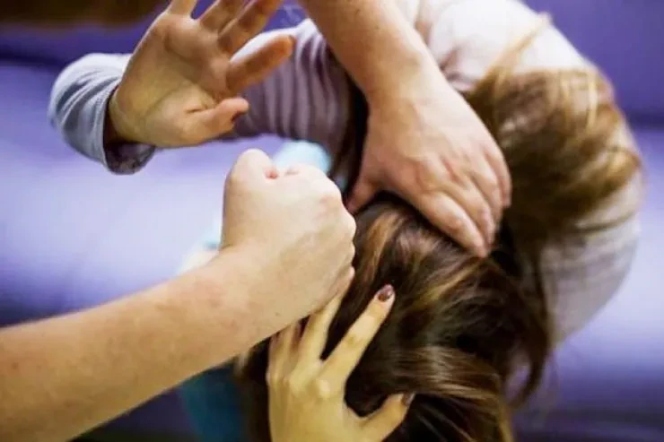  Daşkəsəndə kişi 6 uşaq anası olan arvadını vəhşicəsinə döydü 