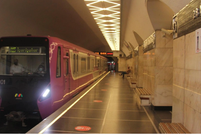 Bakı metrosunda qatardan düşürülən sərnişin vəfat edib