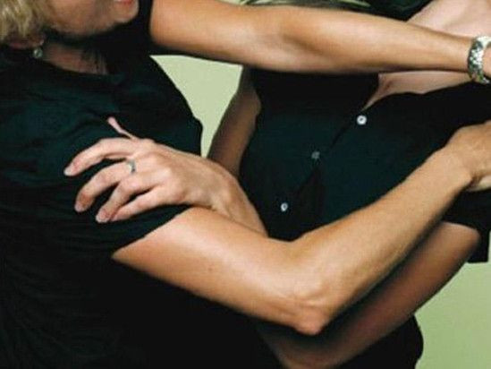 Mikroavtobusda qardaşının keçmiş arvadını döyən qadına hökm oxundu