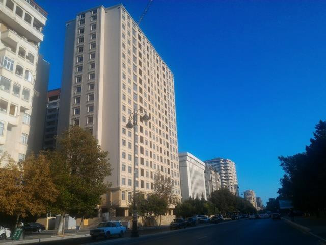 Pulun azdı, qarajda yaşa – Bakıda yeni yaşayış kompleksinin qalmaqallı konsepsiyası - FOTO