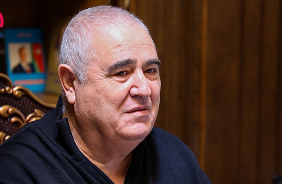 Şərurlu İsfəndiyar məhkəmədə: Möhtərəm hakim, sizdən narazıyam, 75 yaşlı kişini yollarda əsir etmisiniz