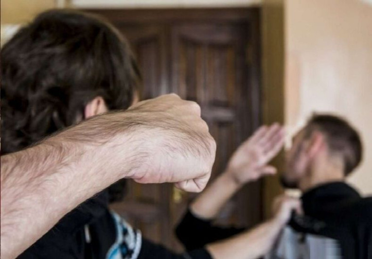 Bakıda kişi onunla kobud danışan bacısı qızının ərini döydü - HÖKM