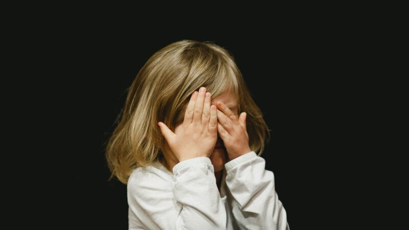 Bakıda azyaşlı qızına işgəncə verən ana 2 il 6 ay həbs cəzası aldı