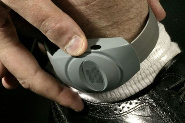 Vətəndaşlara 39 500 manat “atan” şirkət direktoruna elektron qolbaq taxıldı